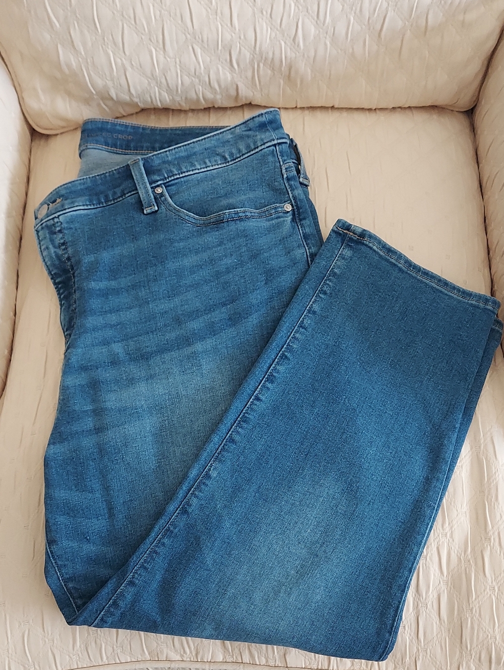 CHICO'S So Slimming Girlfiend Crop Jeans